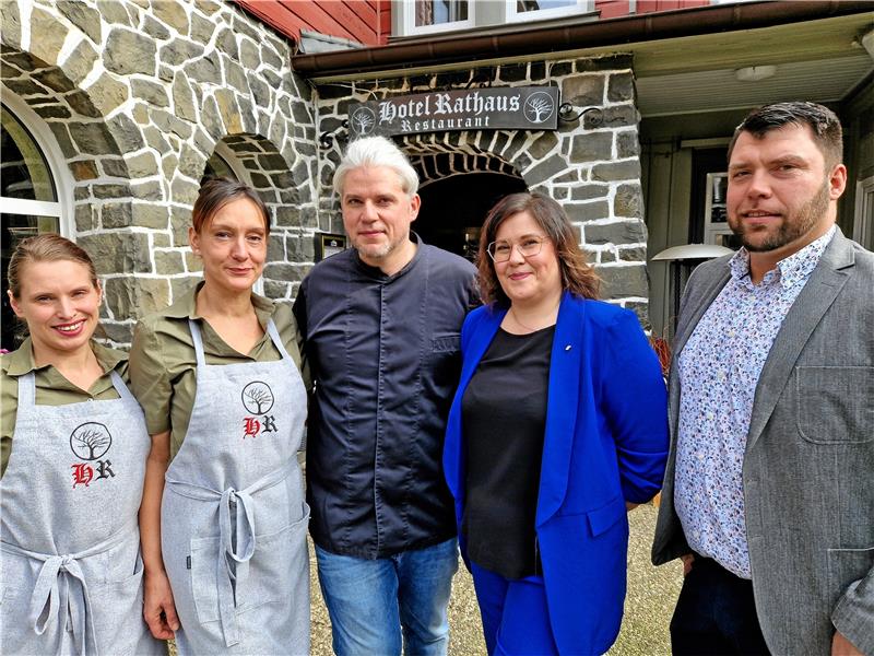 Ein Familienbetrieb: Carolin Freitag, Stephanie Sander, Sven Vondran sowie Maria und Mathias Geinitz (v.l.) stehen für das „Hotel Rathaus“ und das dazugehörige Restaurant. Foto: Knoke