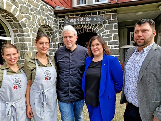 Ein Familienbetrieb: Carolin Freitag, Stephanie Sander, Sven Vondran sowie Maria und Mathias Geinitz (v.l.) stehen für das „Hotel Rathaus“ und das dazugehörige Restaurant. Foto: Knoke
