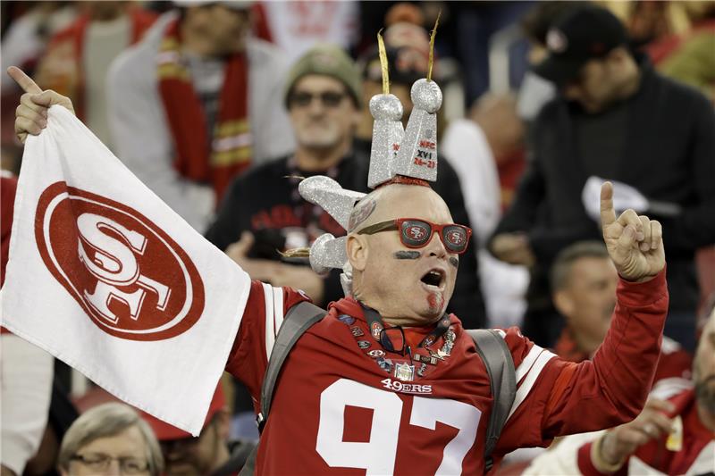 Ein Fan der San Francisco 49ers jubelt während des Spiels gegen die Green Bay Packers. Foto: picture alliance/dpa/AP | Marcio Jose Sanchez