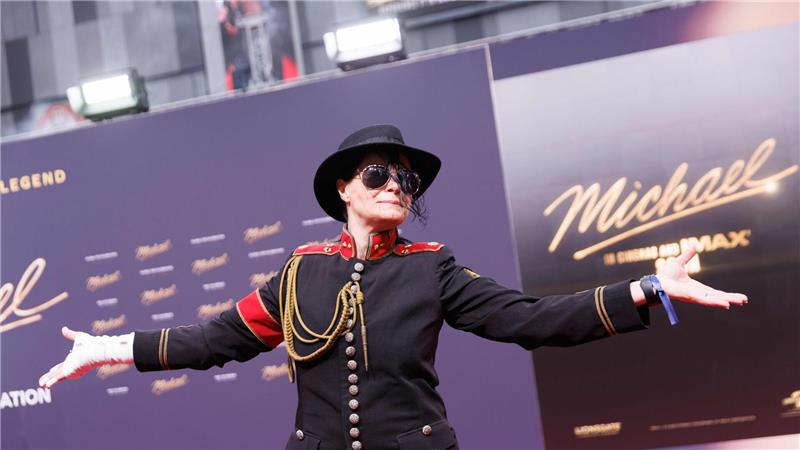 Ein Fan im Michael-Jackson-Kostüm bei der Premiere von „Michael“. (Archivbild)
