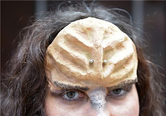 Ein Fan mit Klingonen-Stirn - «Ich hätte nie gedacht, dass mal so viele Menschen Klingonisch lernen», sagte dessen Entwickler, der US-amerikanische Sprachwissenschaftler Marc Okrand über den Zuspruch zu seiner Sprache.