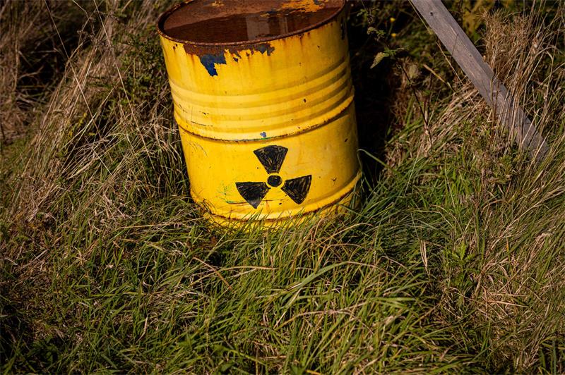 Das Bild zeigt ein rostiges gelbes Fall mit einem Symbol für Radioaktivität.