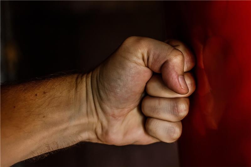 Angriff auf Polizisten: Angeklagter zu vier Wochen Dauerarrest verurteilt Ein Faustschlag kommt einem 22-jährigen Ex-Harzburger jetzt teuer zu stehen. Symbolfoto: Pixabay