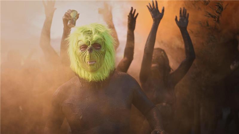Ein Feiernder mit einer Grinch-Maske posiert während der Mud Block Karnevalsparty in Brasilien.
