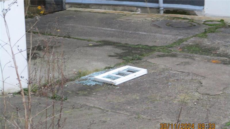 Sorgen nach dem Fenstersturz vom „Brusttuch“ Ein Fenster des "Brusttuch"-Gebäudes ist abgerissen.