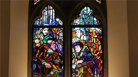 Ein Fenster im Goslarer Rathaus stellt die Unterzeichnung des Riechenberger Vertrags dar. Das im Jahr 1920 entstandene Glasbild verwendet antisemitische Stereotype und zeigt auf dem Helm eines Soldaten den Schriftzug "Versailles".