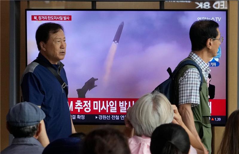 Ein Fernsehbildschirm im Bahnhof Seoul zeigt ein Bild des nordkoreanischen Raketenstarts während einer Nachrichtensendung.