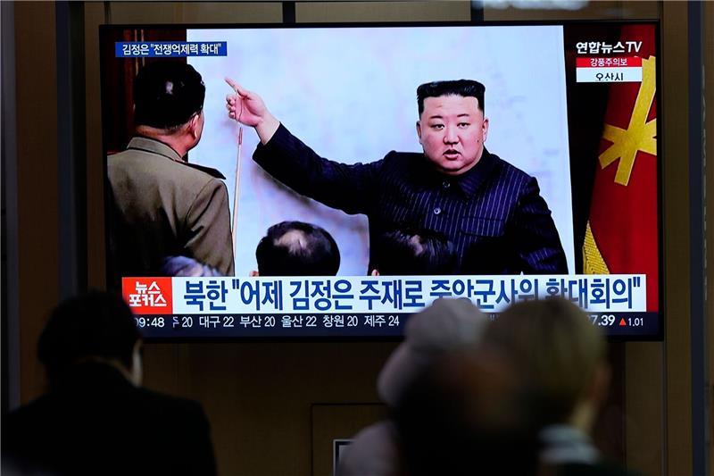Ein Fernsehbildschirm im Bahnhof von Seoul zeigt den nordkoreanischen Führers Kim Jong Un während einer Nachrichtensendung.