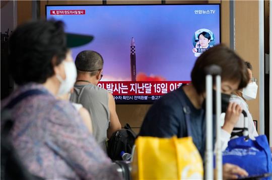 Ein Fernsehbildschirm im Seouler Bahnhof zeigt ein Bild eines älteren nordkoreanischen Raketenstarts.