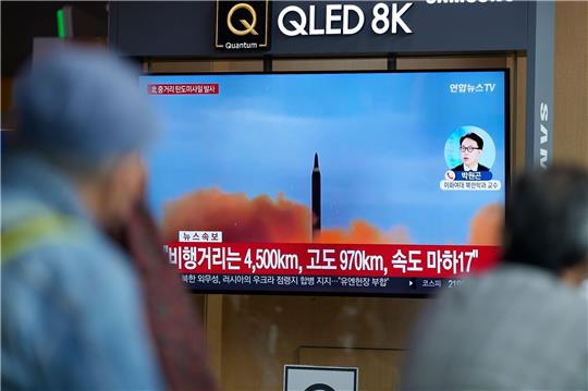 Ein Fernsehbildschirm im südkoreanischen Seoul zeigt eine Nachrichtensendung über den nordkoreanischen Raketenstart.