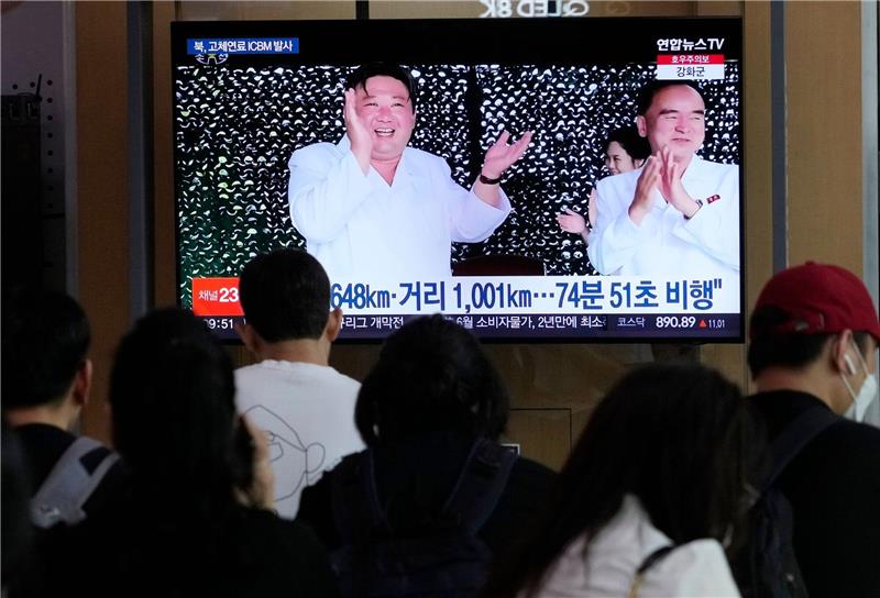 Ein Fernsehbildschirm zeigt ein Bild von Kim Jong Un (l) während einer Nachrichtensendung im Bahnhof von Seoul.