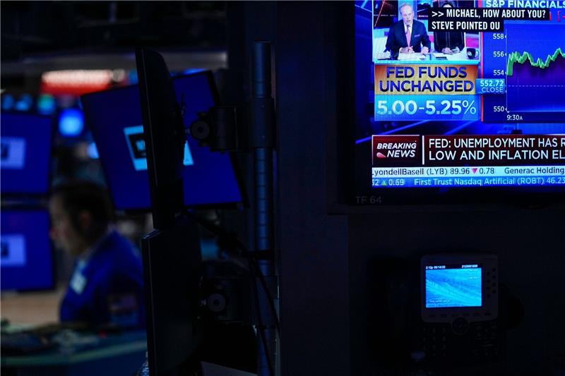 Ein Fernseher zeigt Nachrichten zur Federal Reserve (Fed). (Archivbild)