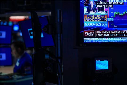 Ein Fernseher zeigt Nachrichten zur Federal Reserve (Fed). (Archivbild)
