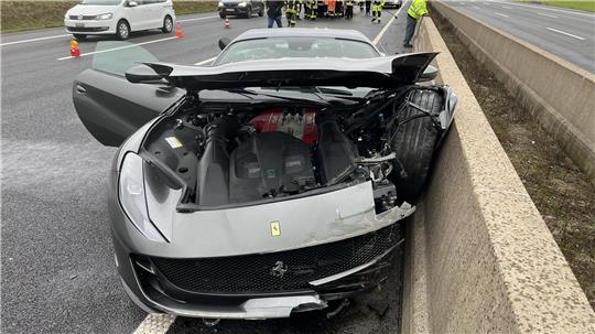Ein Ferrari-Fahrer aus Fulda prallt auf der A7 gegen eine Betonschutzwand. Am Auto entstand wirtschaftlicher Totalschaden. Foto: Polizei Hildesheim