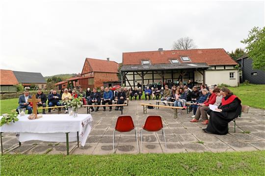 Ein Festgottesdienst an der frischen Luft bildet den Auftakt zur Einweihung des umgebauten Pfarrhauses, das nun als Gäste- und Gemeindehaus dient. Mit dabei ist auch der Propsteiposaunenchor Salzgitter-Bad. Fotos: Jambrek