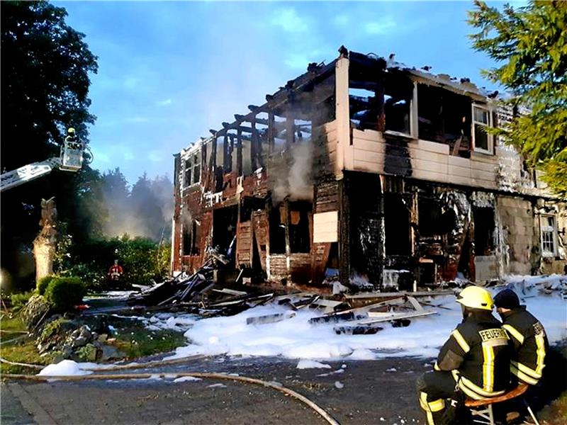 Feuer am Waldpädagogikzentrum: Ursache ist Brandstiftung Ein Feuer hat Teile des Waldpädagogikzentrums Ahrendsberg komplett zerstört. Die Landesforsten wollen das Gebäude wieder aufbauen. Die Staatsanwaltschaft Braunschweig geht indes von vorsätzlicher Brandstiftung aus.  Foto: Landesforsten