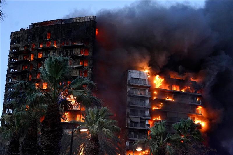 Drei Tote bei erneutem Wohnhausbrand in Spanien Ein Feuer zerstörte am 22. Februar ein Hochhaus im spanischen Valencia. Jetzt gab es an der Ostküste erneut einen Brand.