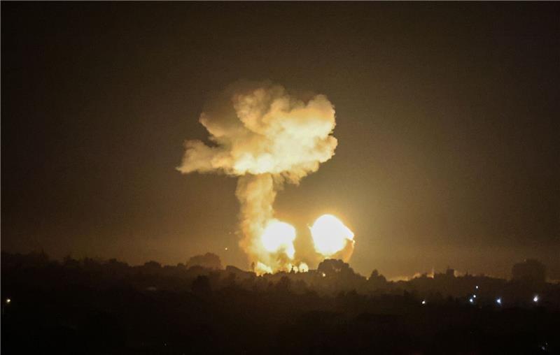 Israels Luftwaffe beschießt Hamas-Ziele in Gaza Ein Feuerball und eine Rauchwolke steigen während eines Luftangriffs über Gebäuden auf.