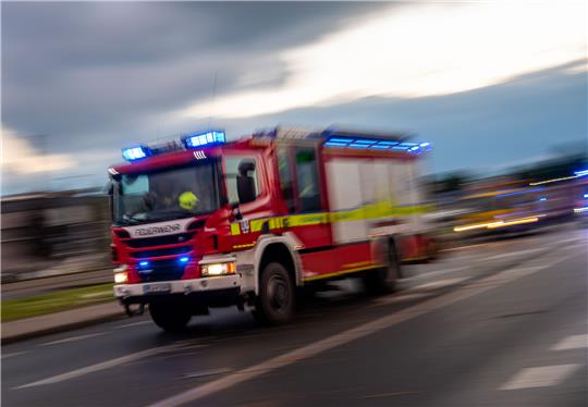 Ein Feuerwehrauto fährt mit Blaulicht zu einem Einsatz. Symbolfoto: Lino Mirgeler/dpa