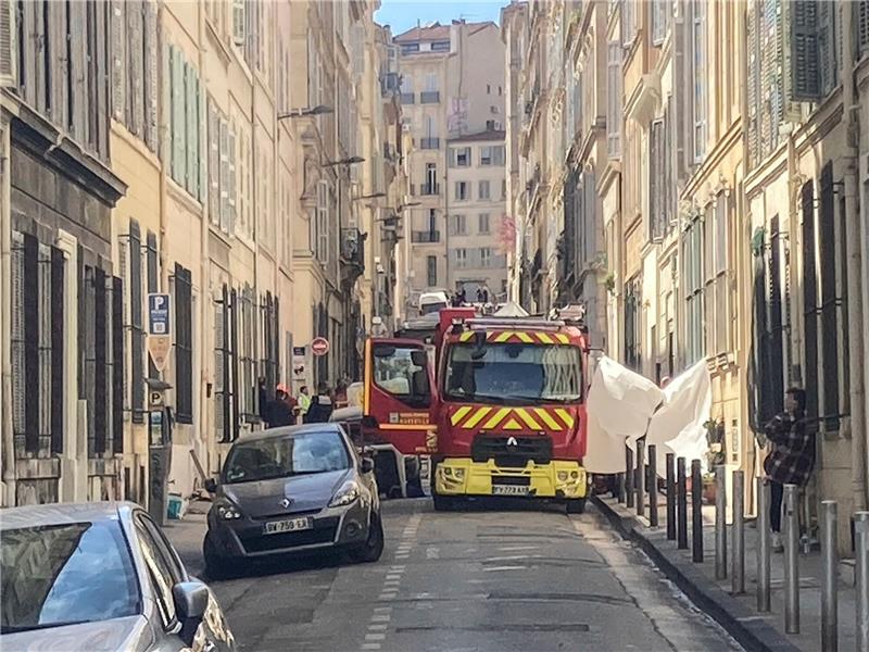 Haus in Marseille stürzt ein - Sechs Tote in Trümmern Ein Feuerwehrauto steht in einer Straße in der Nähe der Stelle, an der das Gebäude eingestürzt ist.