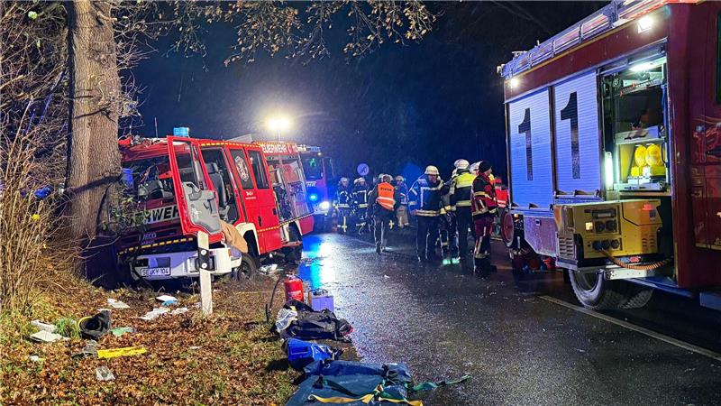 Ein Feuerwehrfahrzeug ist gegen einen Baum in Negernbötel im Kreis Segeberg geprallt.