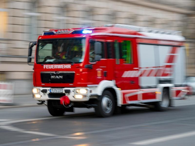 Ein Feuerwehrfahrzeug ist mit Blaulicht auf Einsatzfahrt. Foto: Monika Skolimowska/dpa-Zentralbild/ZB/Symbolbild