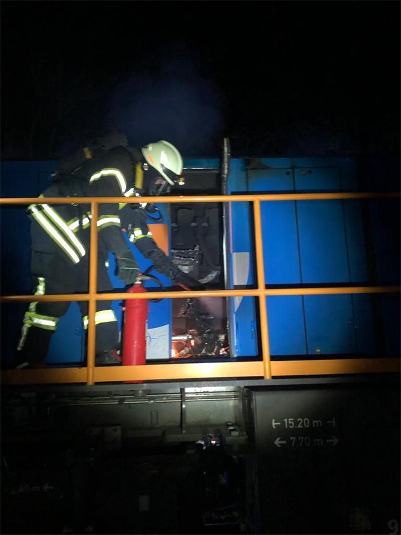 Feuerwehr löscht brennende Güterzug-Lok in Goslar Ein Feuerwehrmann geht mit einem Co2-Löschgerät gegen den Brand vor. Foto: Feuerwehr Goslar