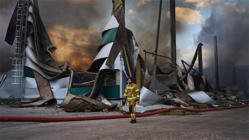 Ein Feuerwehrmann geht nach russischen Drohnenangriffen am Stadtrand von Kiew an einem zerstörten Lagerhaus vorbei.