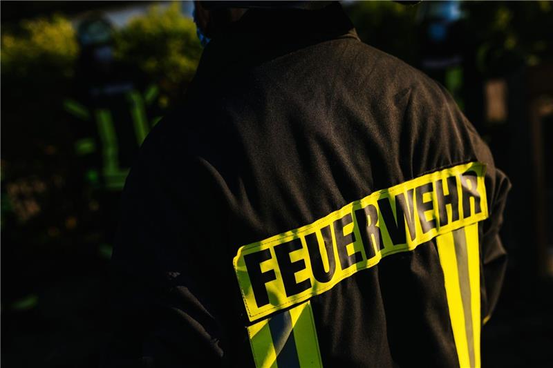 Radfahrer fährt ins Hochwasser und muss gerettet werden Ein Feuerwehrmann in Schutzkleidung.
