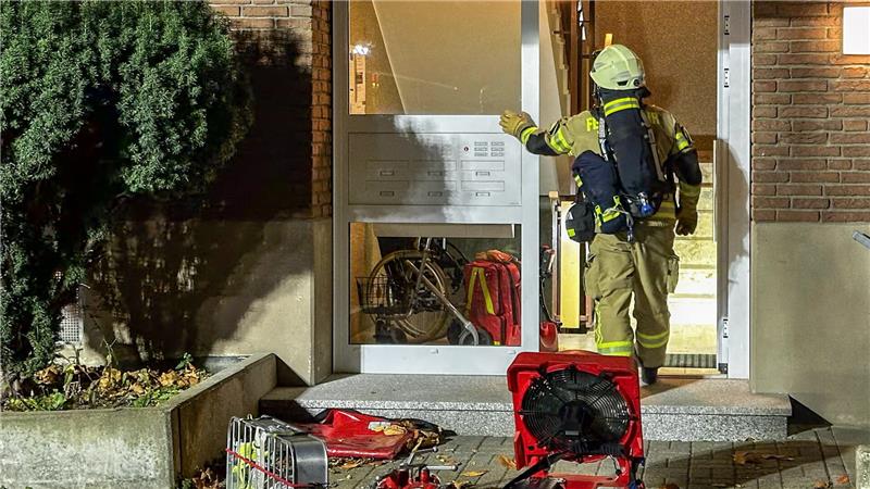 Feuerwehr Goslar rettet Mensch aus verrauchter Wohnung Ein Feuerwehrmann kontrolliert den Eingang zum Haus.