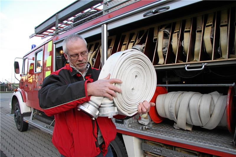 Landkreis will 880.000 Euro in den Katastrophenschutz stecken Ein Feuerwehrmann kontrolliert die Ausrüstung eines alten Katastrophenschutzfahrzeugs. Archivfoto: Kühlewind