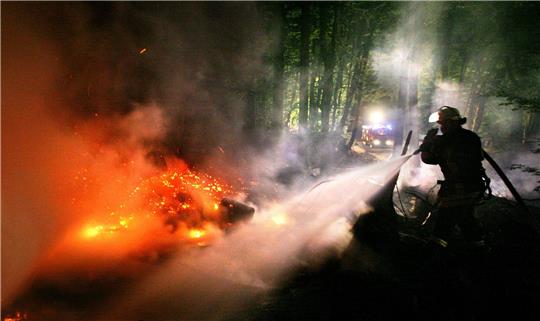 Ein Feuerwehrmann löscht im Sauerland einen Waldbrand. Experten mahnen zur Vorsicht.