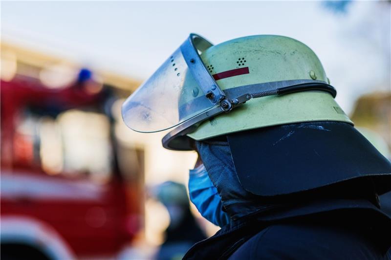 Ein Feuerwehrmann mit Helm und Maske.