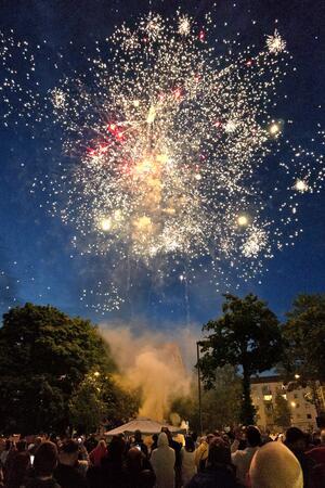 Nur ein Pöbler stört ein ansonsten gelungenes Jürgenohlfest Ein Feuerwerk erhellt den Nachthimmel von Jürgenohl.