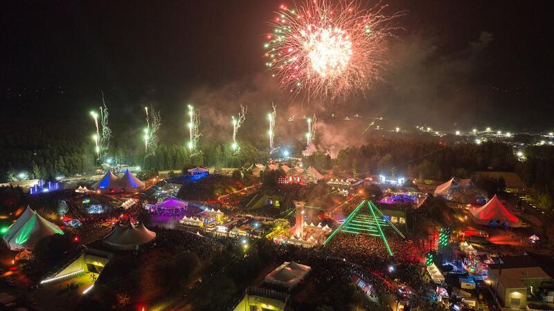 Wacken weitgehend trocken, Nature One mit Schlamm Ein Feuerwerk erleuchtet das Gelände des Technofestivals Nature One auf der ehemaligen US-Raketenbasis Pydna.