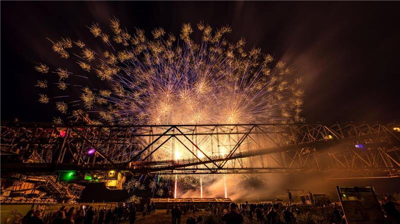 Ein Feuerwerk erleuchtet den Nachthimmel beim Feuerwerksfestival „Pyro Games“
