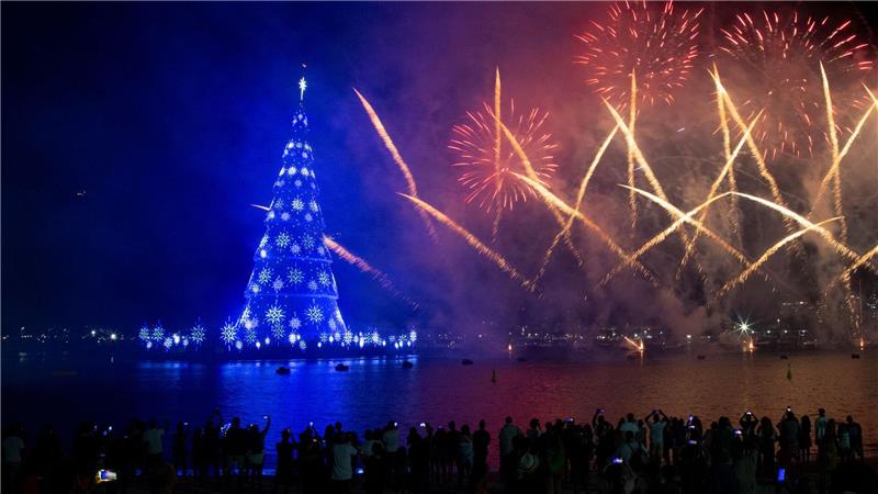 Ein Feuerwerk explodiert über dem schwimmenden Weihnachtsbaum am Strand von Botafogo in Rio De Janeiro.