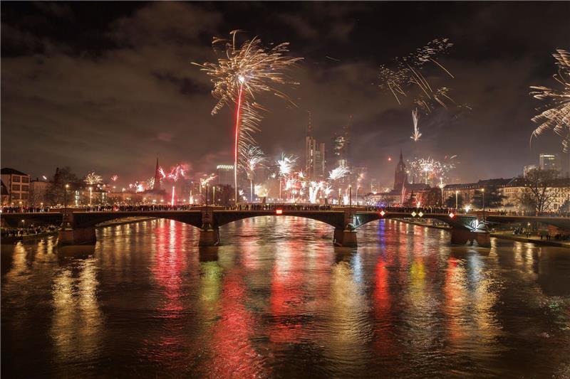 Ein Feuerwerk wird vor der Skyline von Frankfurt abgebrannt.