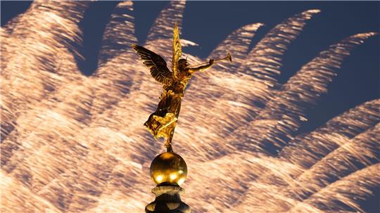 Ein Feuerwerk zum Abschluss des Stadtfest Dresden erhellt hinter der Glaskuppel der Hochschule für Bildende Künste mit dem Posaunenengel Fama den Nachthimmel 