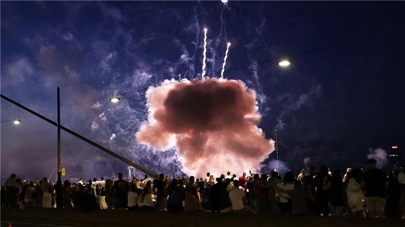 Bilder des Tages Ein Feuerwerkskörper explodiert in zu niedriger Höhe über Zuschauen beim Abschlussfeuerwerk der Rheinkirmes. Es gab mehrere Verletzte.