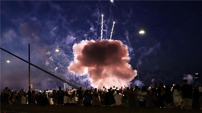 Feuerwerksunglück: Hinweis auf umgekippten Startbehälter Ein Feuerwerkskörper explodierte in zu niedriger Höhe über Zuschauern beim Abschlussfeuerwerk der Rheinkirmes.
