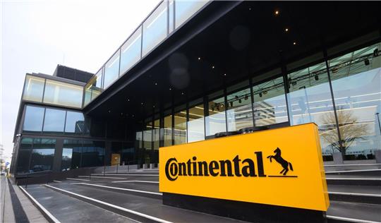 Ein Firmenlogo steht vor der neuen Unternehmenszentrale von Continental.