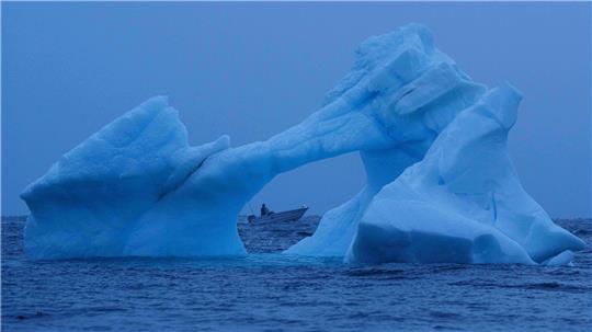 Ein Fischer navigiert vor der Küste von Nuuk in Grönland am Eis im Meer vorbei.