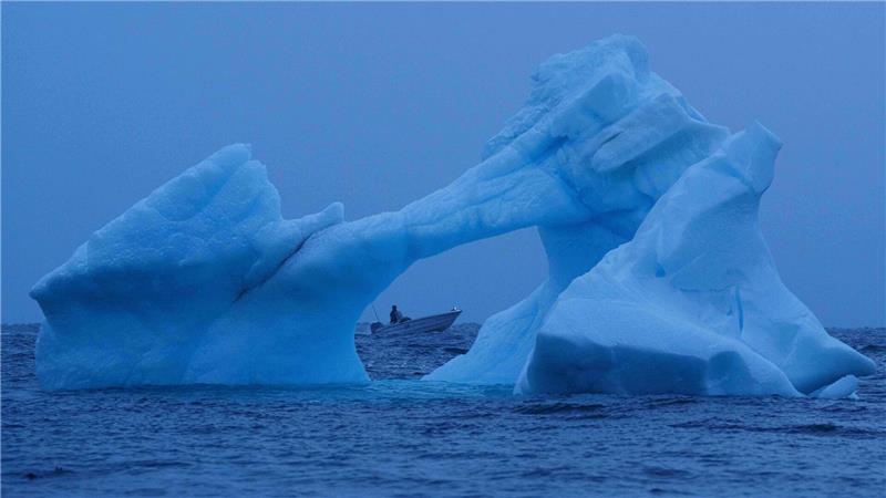 Ein Fischer navigiert vor der Küste von Nuuk in Grönland am Eis im Meer vorbei.