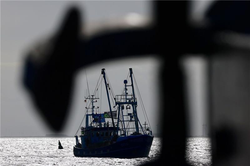 Ein Fischerboot fährt während einer Kutterdemonstration anlässlich der Agrarministerkonferenz auf der Nordsee.