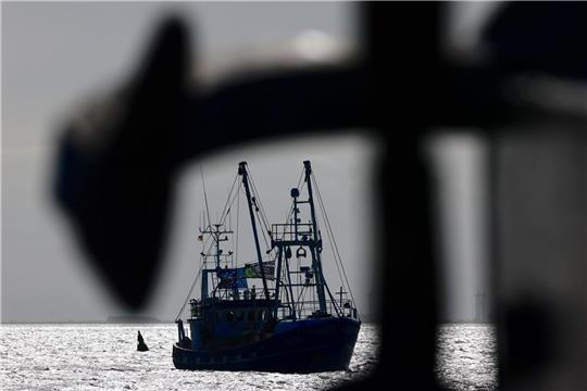 Ein Fischerboot fährt während einer Kutterdemonstration anlässlich der Agrarministerkonferenz auf der Nordsee.