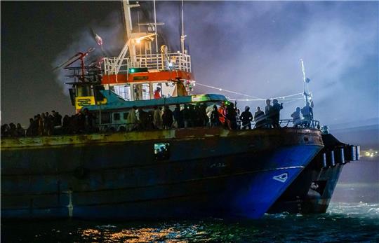 Ein Fischerboot mit etwa 500 Migranten läuft am frühen Morgen in den süditalienischen Hafen von Crotone ein.