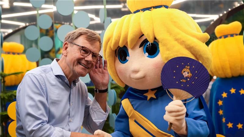 Bilder des Tages Ein Flirt auf der Expo: Außenminister Wadephul und Maskottchen „Europe-Chan“ kommen sich im japanischen Osaka im Europa Pavillon näher.