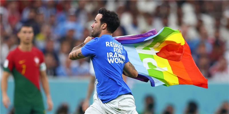 Wirbel um Regenbogen-Flitzer: Aktivist „frei” und wohlauf Ein Flitzer sorgte bei Portugal gegen Uruguay für Aufsehen.