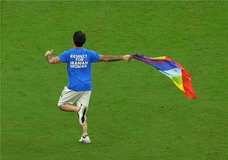Die Gesichter der Fußball-WM 2022 in Katar Ein Flitzer sorgte beim Spiel Portugal gegen Uruguay für Aufsehen.